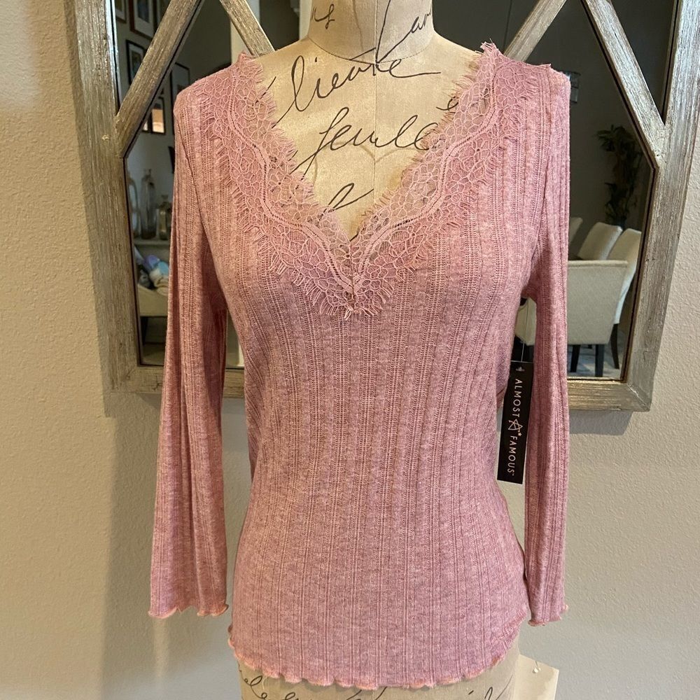 NWOT ALMOST FAMOUS LACE VNECK BLOUSE 3/4 SLEEVE - JUNIOR MEDIUM